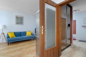 Kazimierza Wielkiego 2-Bedroom Apartment with Parking by Noclegi Renters