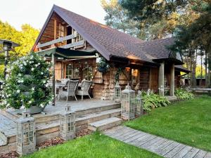 Domek LAVENDA z widokiem na rzekę - Basen, Jacuzzi, Sauna - Magiczny ogród - 0,5ha prywatnej przestrzeni