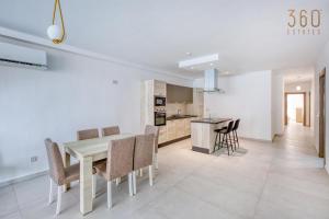 Prime Qawra Suites with Balcony, AC, Full Kitchen & Wifi by 360 Estates