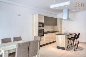 Prime Qawra Suites with Balcony, AC, Full Kitchen & Wifi by 360 Estates