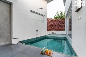 StayVista at Lazy Mango with Pool & Bathtub