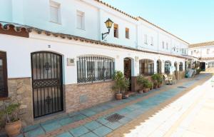 Family home for 5 with WiFi and street parking