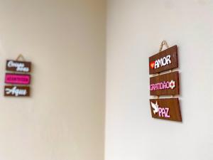 Apto Térreo 2 quartos sendo 1 suite (ambos com ar), no Residencial Praia e Sol, condomínio a aproximadamente 900m da Barraca do Gaúcho, condomínio com wi-fi, piscina e área Gourmet.