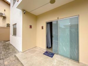 Apto Térreo 2 quartos sendo 1 suite (ambos com ar), no Residencial Praia e Sol, condomínio a aproximadamente 900m da Barraca do Gaúcho, condomínio com wi-fi, piscina e área Gourmet.