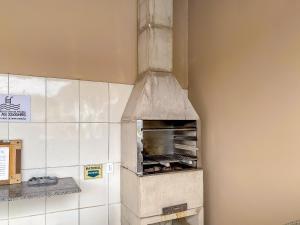 Apto Térreo 2 quartos sendo 1 suite (ambos com ar), no Residencial Praia e Sol, condomínio a aproximadamente 900m da Barraca do Gaúcho, condomínio com wi-fi, piscina e área Gourmet.