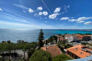 Superb apartment with exceptional sea view