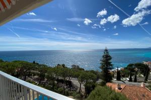 Superb apartment with exceptional sea view