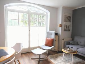 Morderne 3-Zimmerwohnung in einer Hausscheibe unter Reet