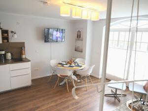 Morderne 3-Zimmerwohnung in einer Hausscheibe unter Reet