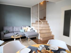 Morderne 3-Zimmerwohnung in einer Hausscheibe unter Reet