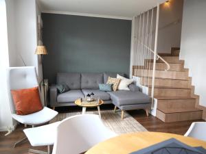 Morderne 3-Zimmerwohnung in einer Hausscheibe unter Reet