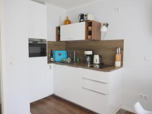 Morderne 3-Zimmerwohnung in einer Hausscheibe unter Reet