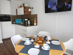 Morderne 3-Zimmerwohnung in einer Hausscheibe unter Reet