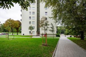 Manufaktura Comfort Stay Apartment by BookingHost