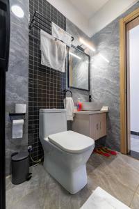 Executive elegantly furnished three bedroom apartment withmodern facilities ,modern swimming pool ,fully equipped gym,children playground and close proximity to major shopping centers and gourmet restaurants