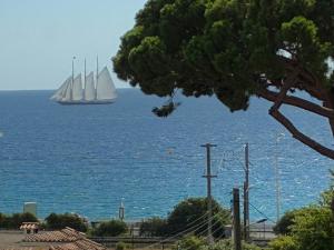 Cannes Sea View, by Beach, Private Room in Shared 3-Bedroom Apartment, Private Bathroom & Balcony,, Chambre avec salle de bain privative & balcon, chez lhabitant