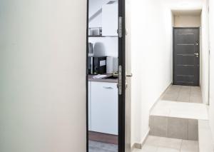 Tiny Studio w Detached Bath