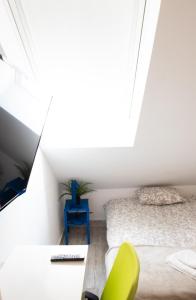 Tiny Studio w Detached Bath