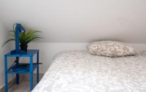 Tiny Studio w Detached Bath