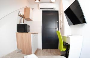 Tiny Studio w Detached Bath