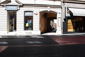 Tiny Studio w Detached Bath