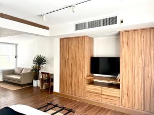 Thong Lo 3BR Home 75in SmartTV Netflix - Quiet Home in the City Center