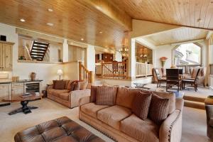 Snowmass Woodrun V 4 Bedroom Ski In, Ski Out Mountain Residence In The Heart Of Snowmass Village