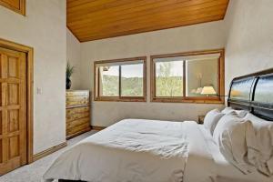 Snowmass Woodrun V 4 Bedroom Ski In, Ski Out Mountain Residence In The Heart Of Snowmass Village
