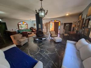 Sítio com piscina, quadra de tênis e lazer LT0033