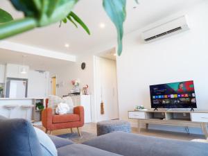 DS1002 - 2B2B Spacious Carnegie Penthouse Free Parking 2 bed 2 bath Top Floor 5mins to Chadstone Shopping centre Monash Uni 1min Carnegie railway