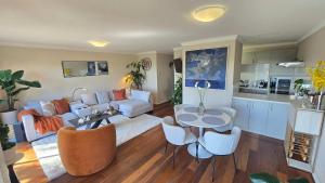 Stylish 1-Bed escape with views across Berrys Bay