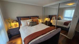 Stylish 1-Bed escape with views across Berrys Bay