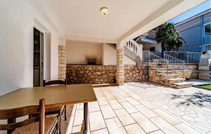 Gorgeous Apartment In Viganj With Lake View