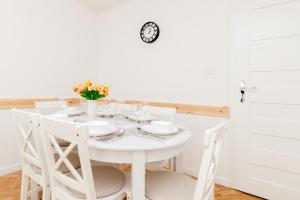 Bright Apartment Nevada with Balcony in Gdansk by Noclegi Renters