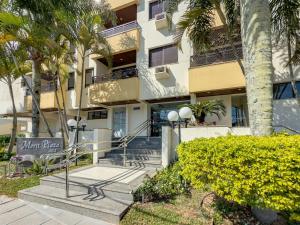 C103 Apartamento com vista lateral para o mar