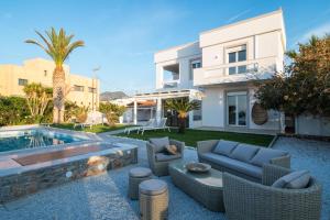 Villa Yiayia Relaxing by the sea and Heated pool