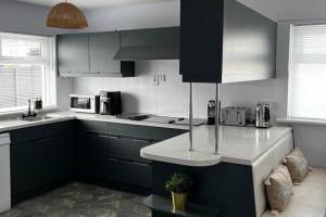 4-Bed House - Sea View Garden Parking Wifi