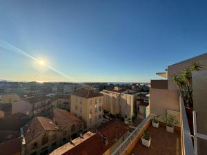 Dernier étage coeur Menton, vue mer parking privé