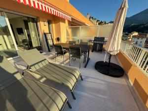 Dernier étage coeur Menton, vue mer parking privé