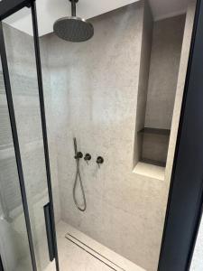 Dernier étage coeur Menton, vue mer parking privé