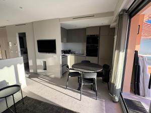 Dernier étage coeur Menton, vue mer parking privé