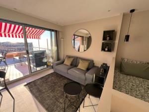 Dernier étage coeur Menton, vue mer parking privé