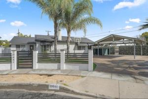 Bright and Gorgeous Canoga Park Guesthouse