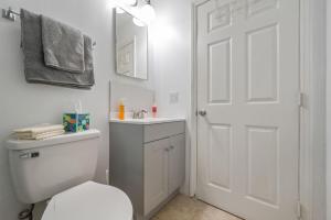 Bright and Gorgeous Canoga Park Guesthouse