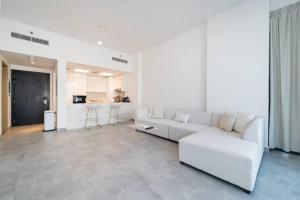 Chic and Bright JVC 1 Bed in Catch Residences