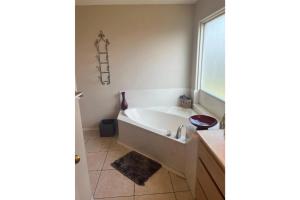 Minutes to Shopping, Dining and Fun Family Stay - Sleeps 6