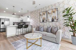 Luxurious Living 5 Min From Downtown