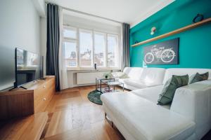 Downtown 2BD riverside apartment near dancing house