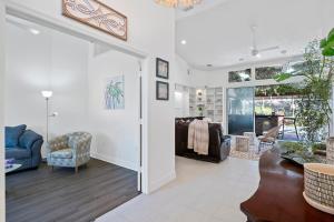 Luxury Canal-Front Home with Heated Pool Spa Bicycles