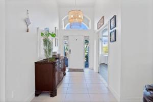Luxury Canal-Front Home with Heated Pool Spa Bicycles